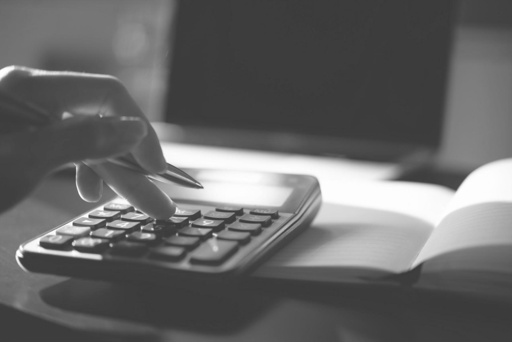 Arbeitsbereich mit strukturierten Notizen und Planungsunterlagen