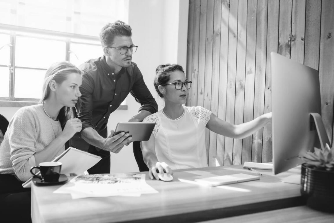 Menschen in einem Workshop-Setting beim gemeinsamen Arbeiten an persönlichen Entwicklungszielen