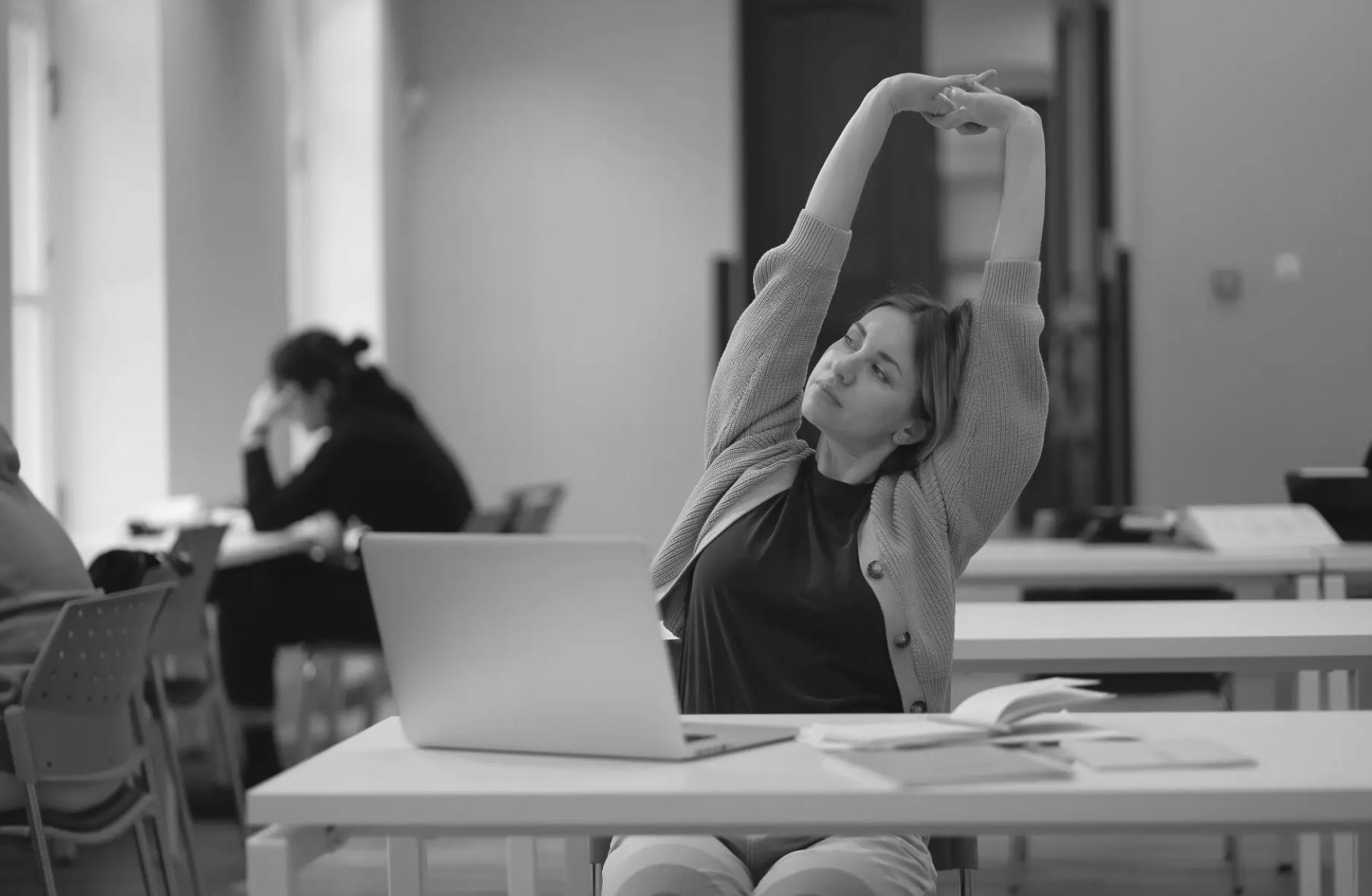 Nahaufnahme von Händen, die gemeinsam an einem Entwicklungskonzept arbeiten