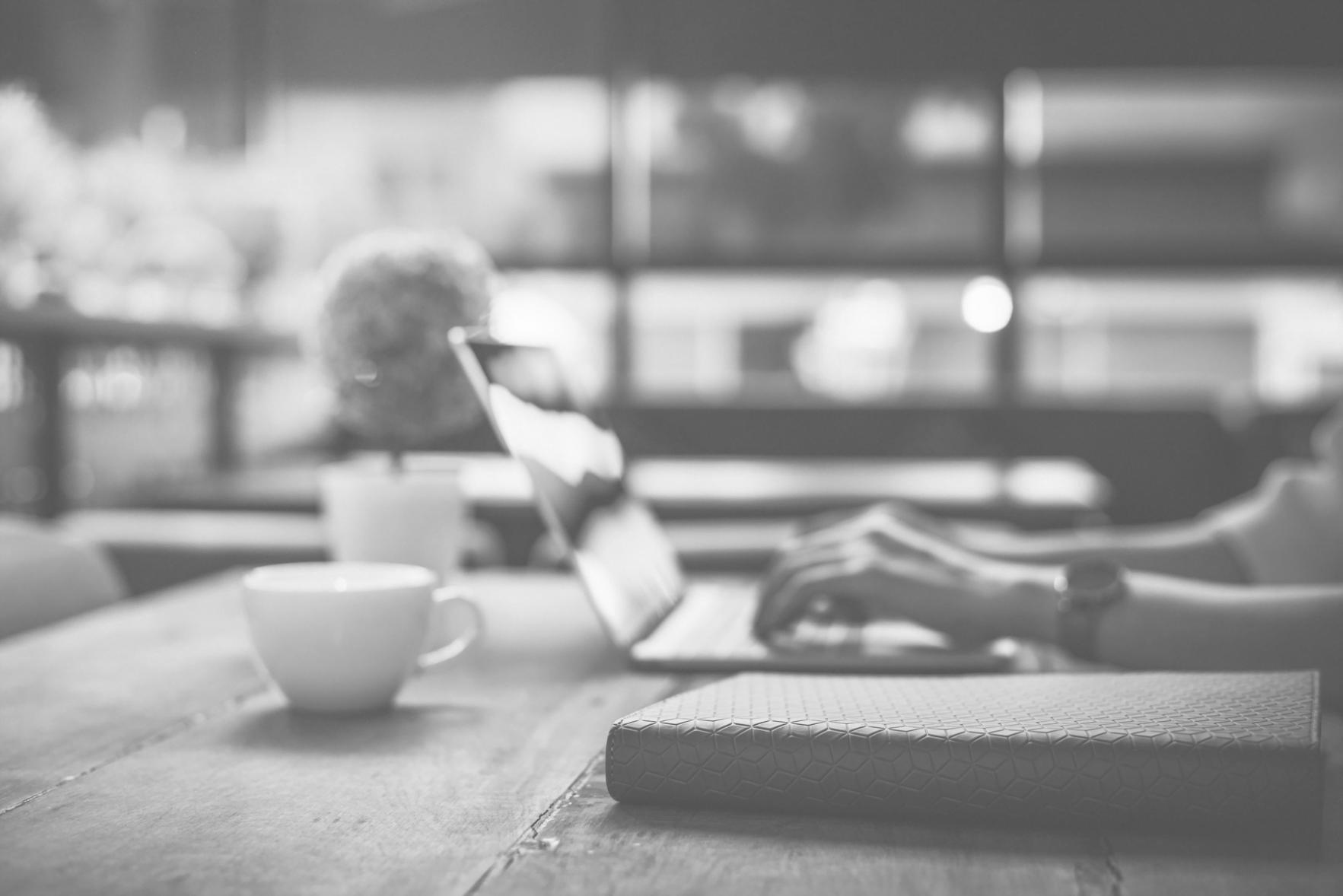 Ruhige Arbeitsumgebung mit Fokus auf konzentrierte Einzelarbeit