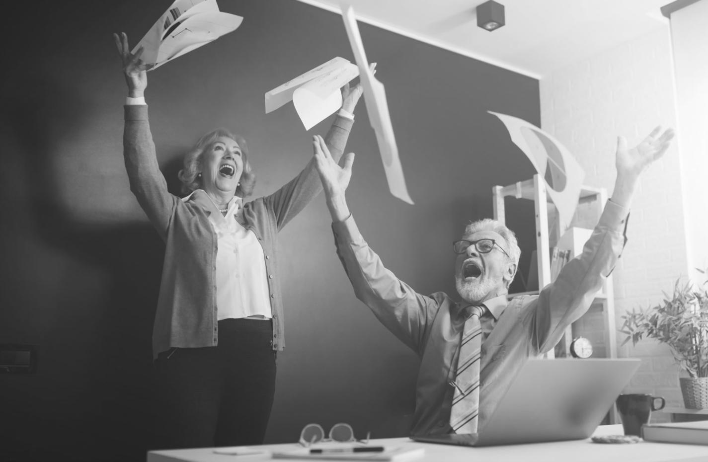 Person bei ruhiger Reflexion mit Notizbuch